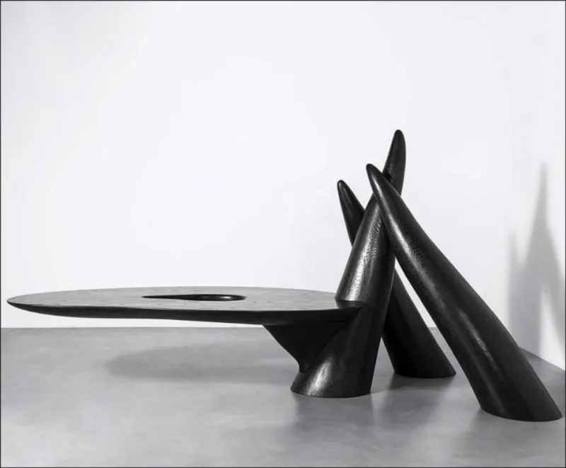 Mesa "Suspended Disbelief", de 2013, em madeira. Foto: Adam Reich