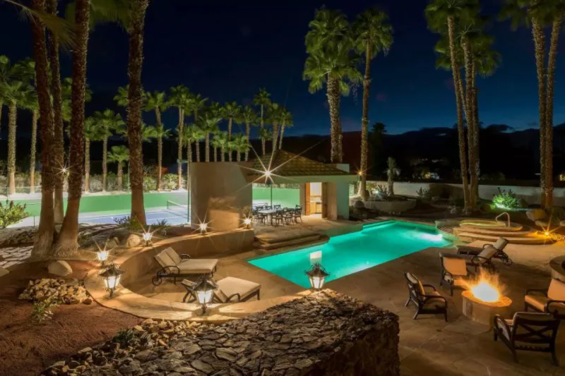 A mansão é localizada no coração do deserto, em Rancho Mirage.