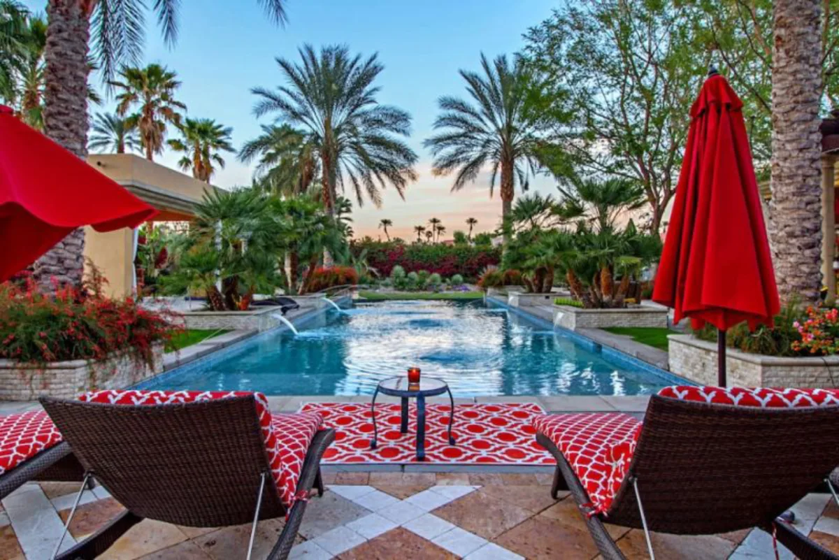 Luxuosa mansão em Rancho Mirage recebeu Lady Gaga e sua equipe em 2017. Fotos: Airbnb/Reprodução