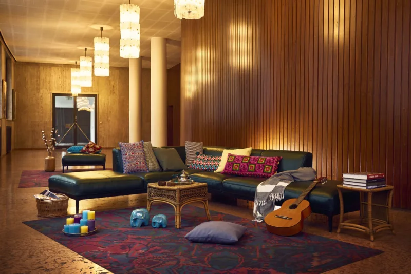 Na atmosfera original da década de 1950 na Câmara de Indústria e Comércio de Colônia, uma cena de sala de estar foi encenada no estilo boho. Com suas costuras intrincadas, o sofá Rolf Benz 167 (projetado por Anders Nørgaard) foi desenvolvido especialmente para estofados em capas de couro. Atraente, o tapete de Marrakesh do Object Carpet é aconchegante. Tem propriedades de materiais extremamente duráveis e de fácil cuidado, o que o torna versátil tanto para casa como para espaços de trabalho. (Foto: Alexander Schneider; Koelnmesse)