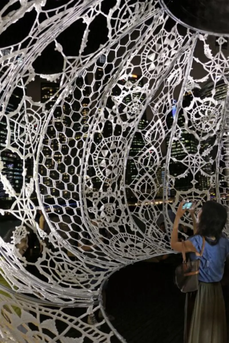 Instalação recebeu iluminação especial durante a noite. Foto: © 2017 Choi+Shine Architects