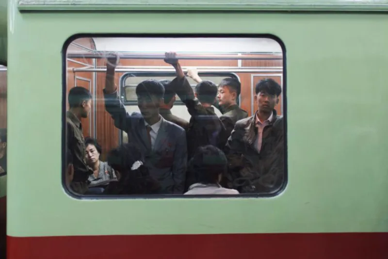 Usuários do metrô são proibidos de conversar, mas podem usar celulares.