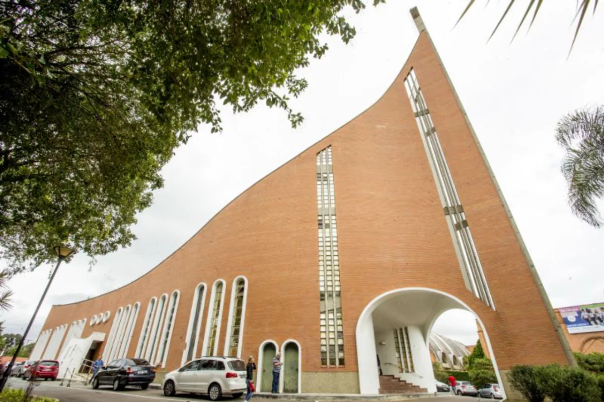 Igreja do Santuário Cristo Rei e São Judas Tadeu em Curitiba, única na região em formato de barco. Fotos: Hugo Harada/Gazeta do Povo