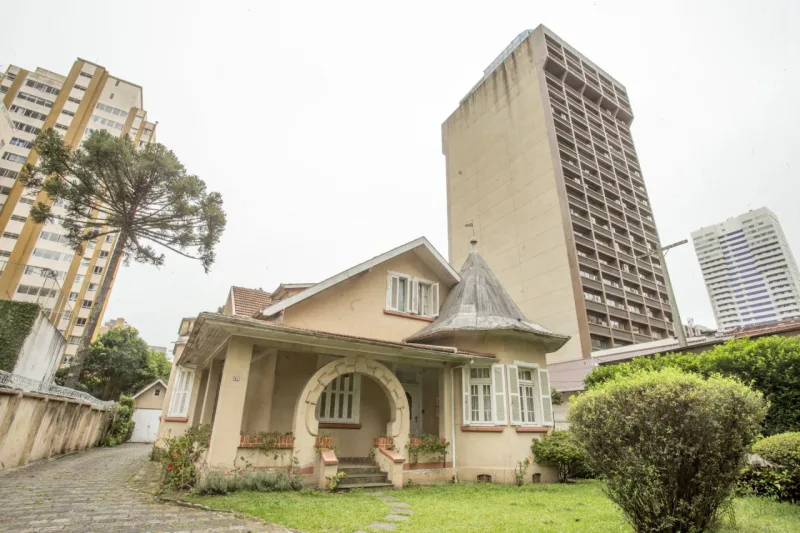 Mesmo com a expansão urbanística, o charme de construções antigas e residenciais persiste. Foto: Hugo Harada/Gazeta do Povo.