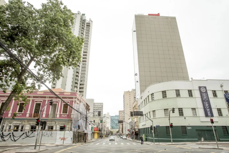 Cruzamento da Rua Emiliano Perneta com a Rua Visconde de Nácar. Foto: Hugo Harada/Gazeta do Povo.