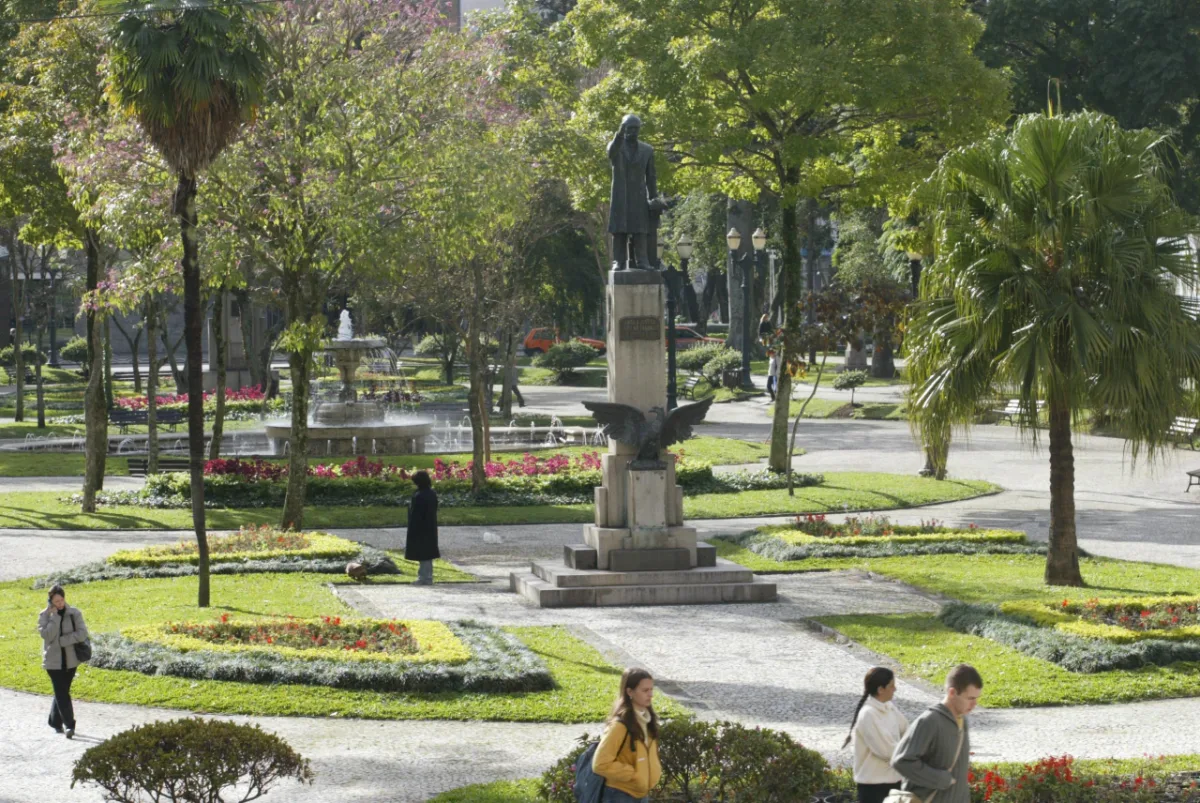Praças da região central, como a Santos Andrade, têm característica de passagem e não retém as pessoas para permanência.
Foto: Aniele Nascimento/Gazeta do Povo