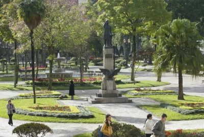 Praças da região central, como a Santos Andrade, têm característica de passagem e não retém as pessoas para permanência.
Foto: Aniele Nascimento/Gazeta do Povo