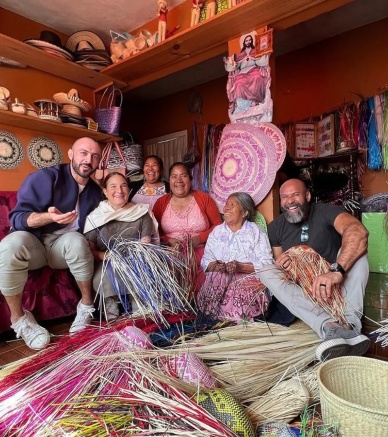 O designer brasileiro Sergio Matos em momento de descontração durante a vivência na oficina María Molina, em San Cristóbal Huichochitlán, com a matriarca e suas filhas, especialistas em trabalhar com tecido vegetal da palma