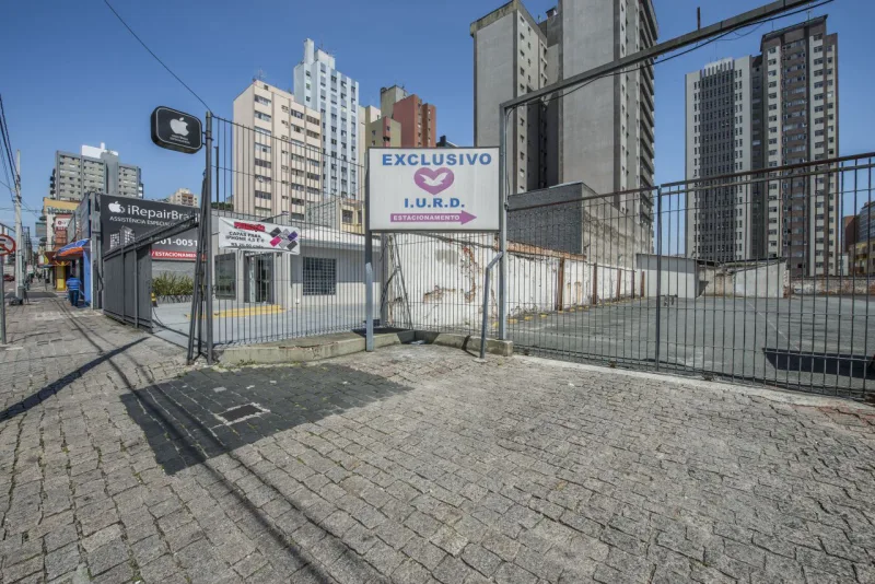 Estacionamentos da IURD também estão fechados no quarteirão. Foto: Leticia Akemi / Gazeta do Povo
