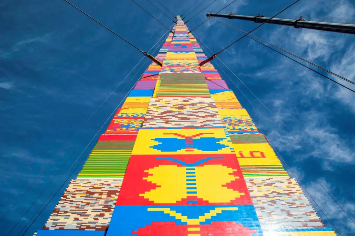Torre de 36 metros feita inteirinha de peças de Lego aguarda aprovação do Guinness World Records para se declarar a mais alta do mundo. Foto: AFP/Jack Guez
