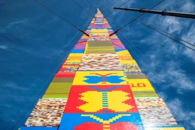 Torre de 36 metros feita inteirinha de peças de Lego aguarda aprovação do Guinness World Records para se declarar a mais alta do mundo. Foto: AFP/Jack Guez