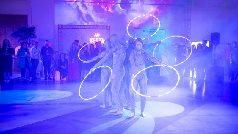 Performance artística durante lançamento do Anuário HAUS 2022.