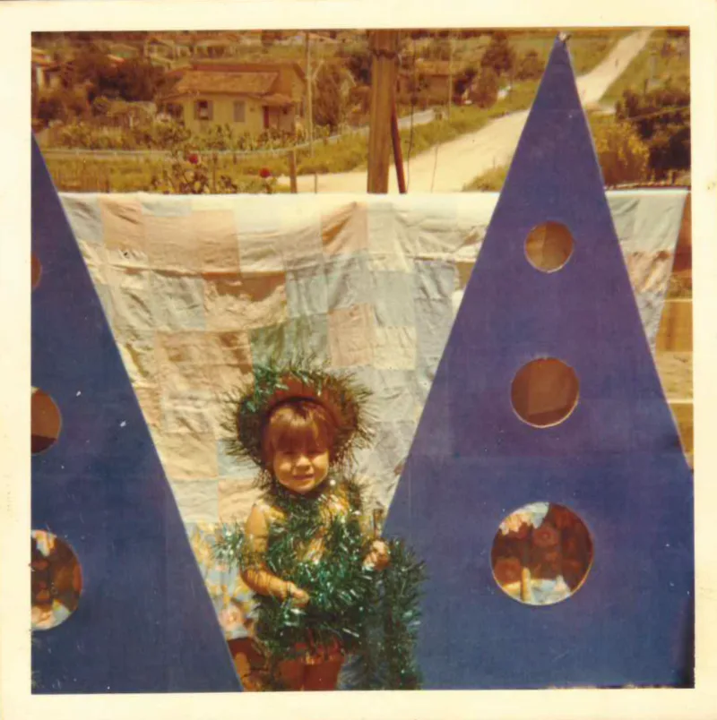 2. Com 3 anos, Vania Camargo foi enfeitada pela mãe e posa junto da decoração da vitrine de Natal da loja A Paulistana em 1972. Foto: Arquivo pessoal/Vania Camargo