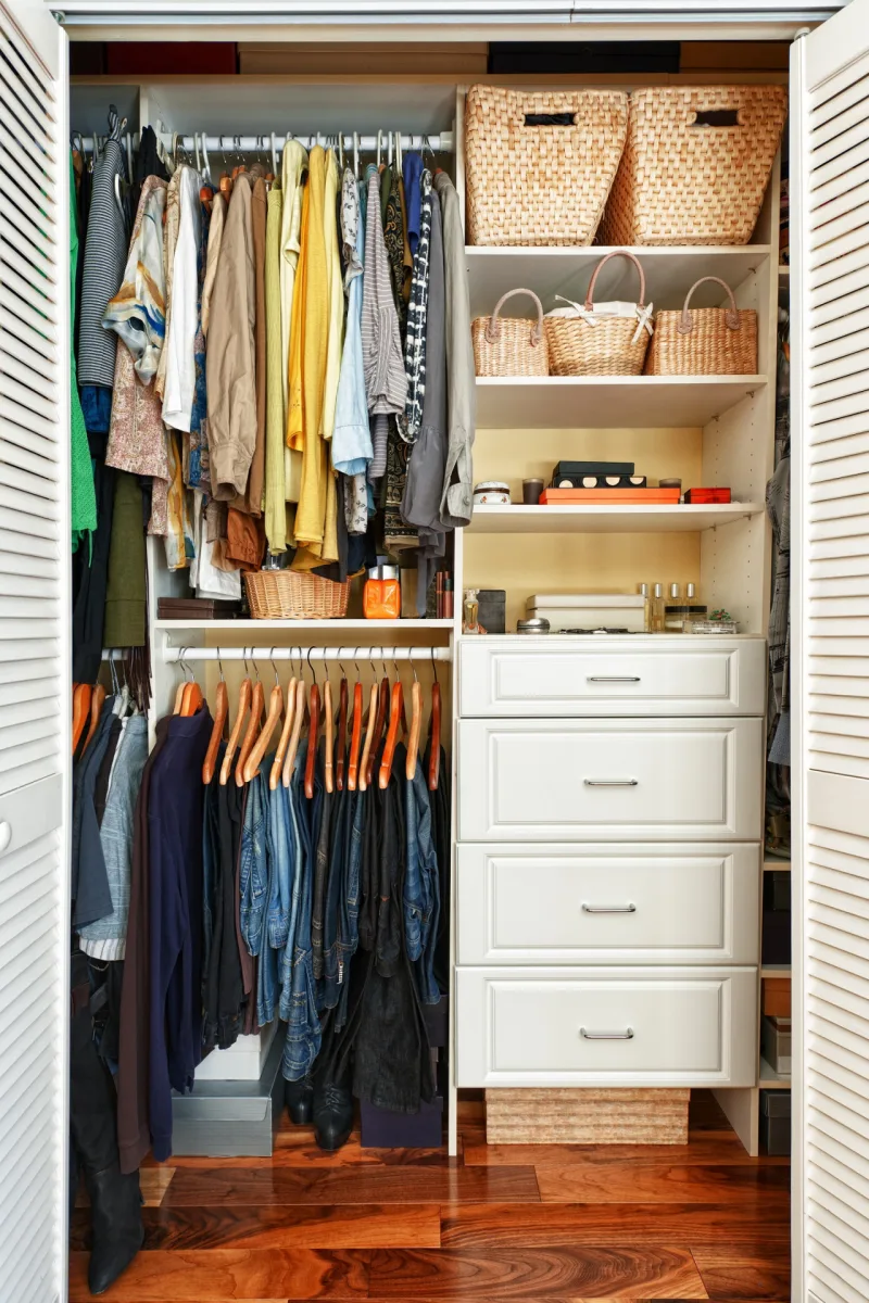 Não é só organizar os armários pontualmente, é preciso mudar a forma como nos relacionamos com a casa, para mantê-la organizada. Foto: Bigstock.