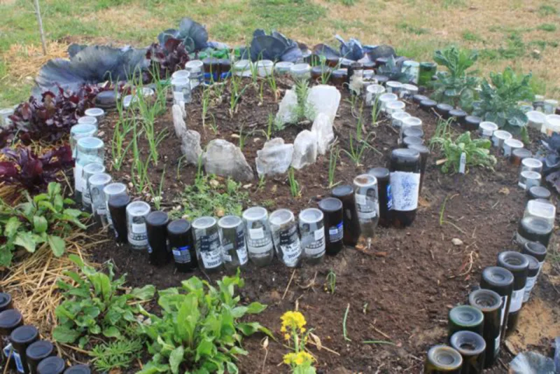 Até mesmo garrafas de vidro vazias podem ser usadas para construir a espiral. Foto: Reprodução/Pinterest