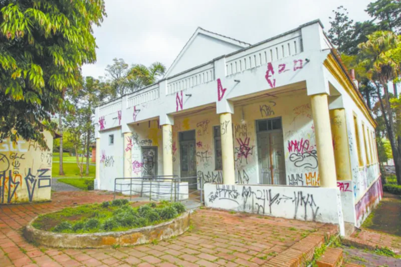 Casa Klemtz em 2013, alvo de pichações. Foto:
Daniel Castellano / Gazeta do Povo