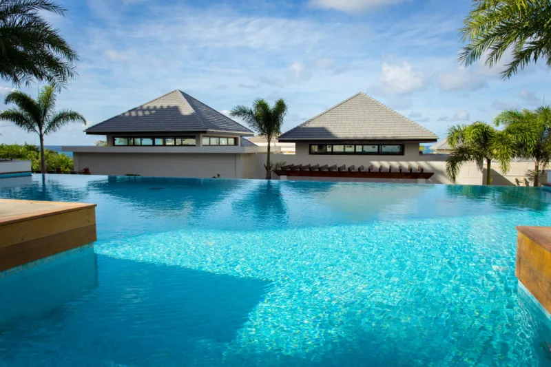 Esta é a tranquility pool do Zemi Beach Hotel.