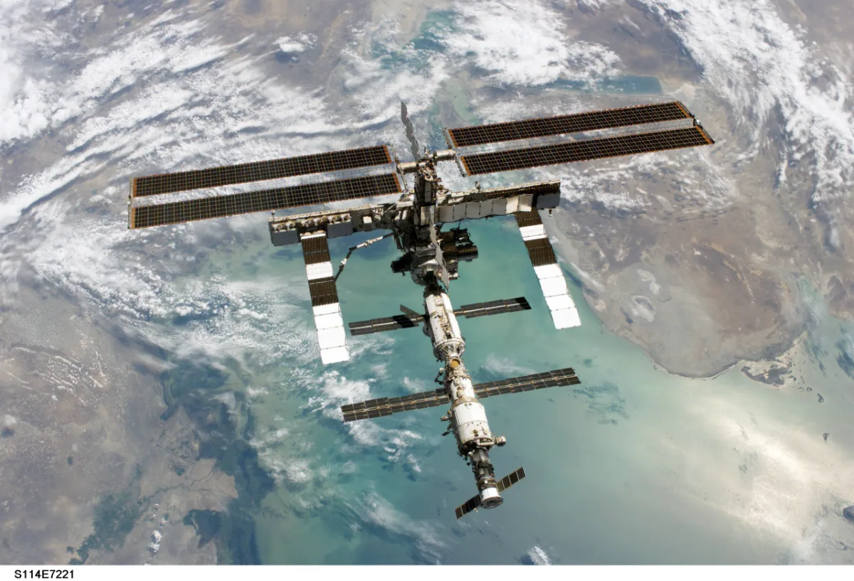 A maior árvore de Natal do mundo, em Gubbio, na Itália, foi acesa direto da Estação Espacial Internacional. Foto: Reprodução / NASA 