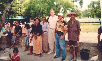 O colunista Jonas posa com nativos do Timor Leste