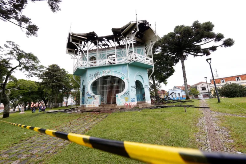 Rescaldo do incêndio que destruiu o Palácio Belvedere, na praça João Cândido .