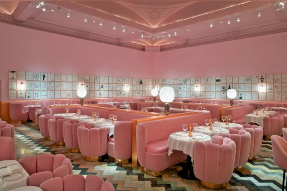 O estilo de Wes Anderson é um dos mais marcantes do cinema. Muitos lugares - como o restaurante The Gallery at Sketch, em Londres - evocam a atmosfera cinematográfica criada pelo diretor. Foto: Reprodução