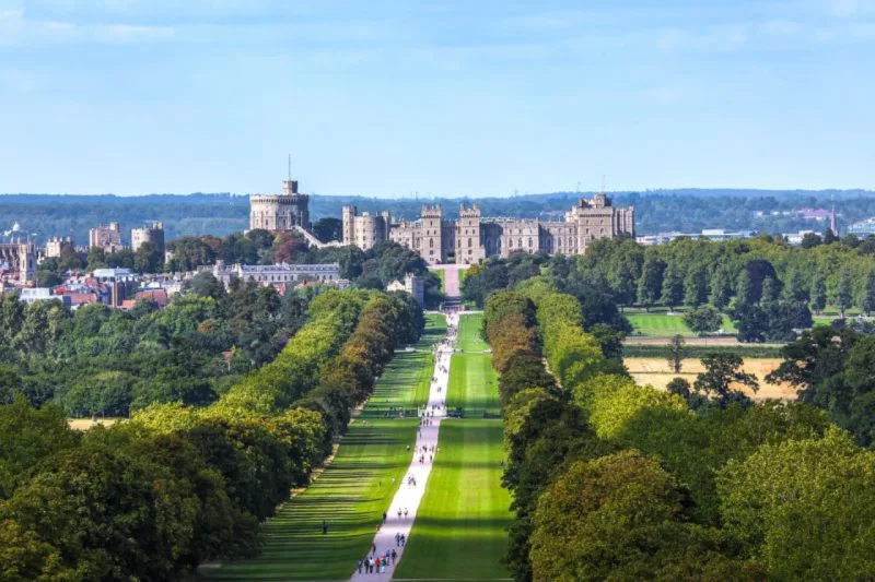 A frente do suntuoso castelo há um belo parque, aberto para visitação dos turistas. Foto: Pixabay/Reprodução.