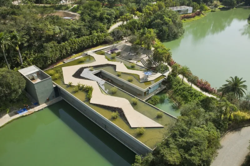 O Centro de Educação e Cultura Burle Marx abriga em seu topo a obra “Narcissus Garden Inhotim”, da japonesa Yayoi Kusama. Foto: Marcelo Coelho/Divulgação
