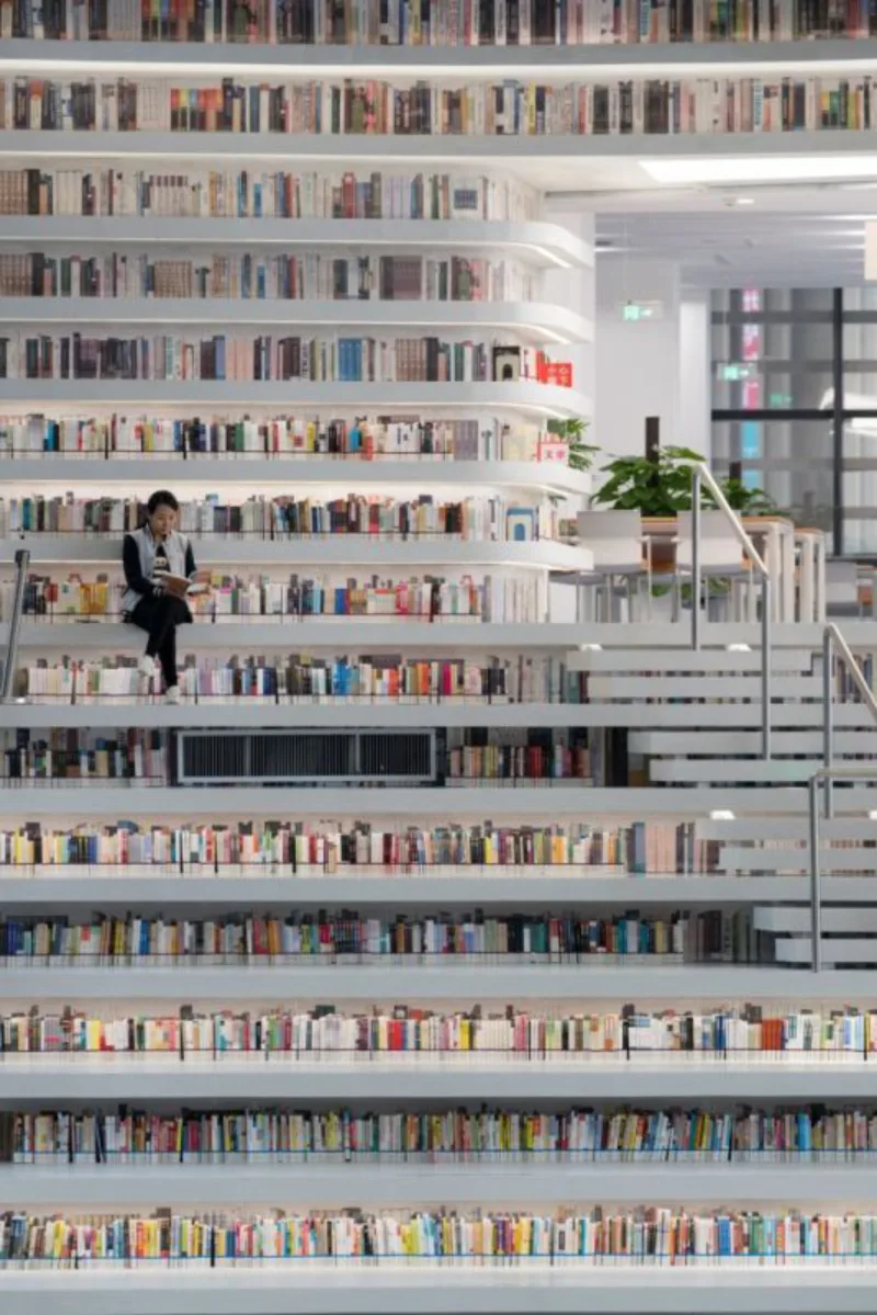 Mais de um milhão de livros estão disponíveis para o público.