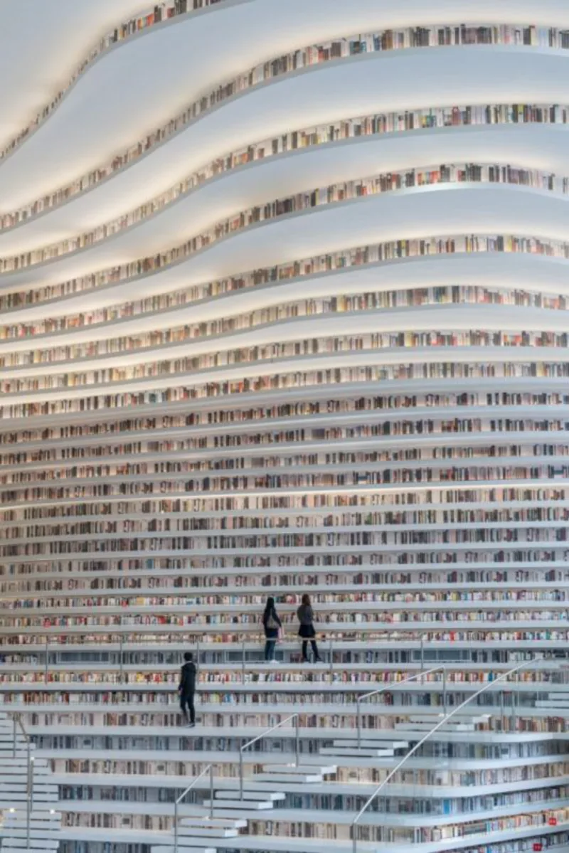 Livros são projetadas nas últimas prateleiras.