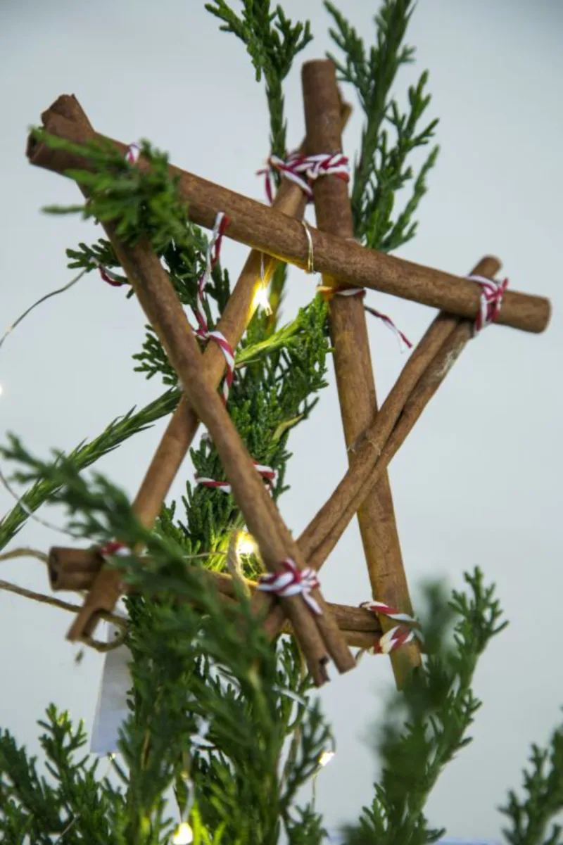 Decoração feita com canela ainda espalha um delicioso perfume no ambiente. Foto: Marcelo Andrade/Gazeta do Povo.
