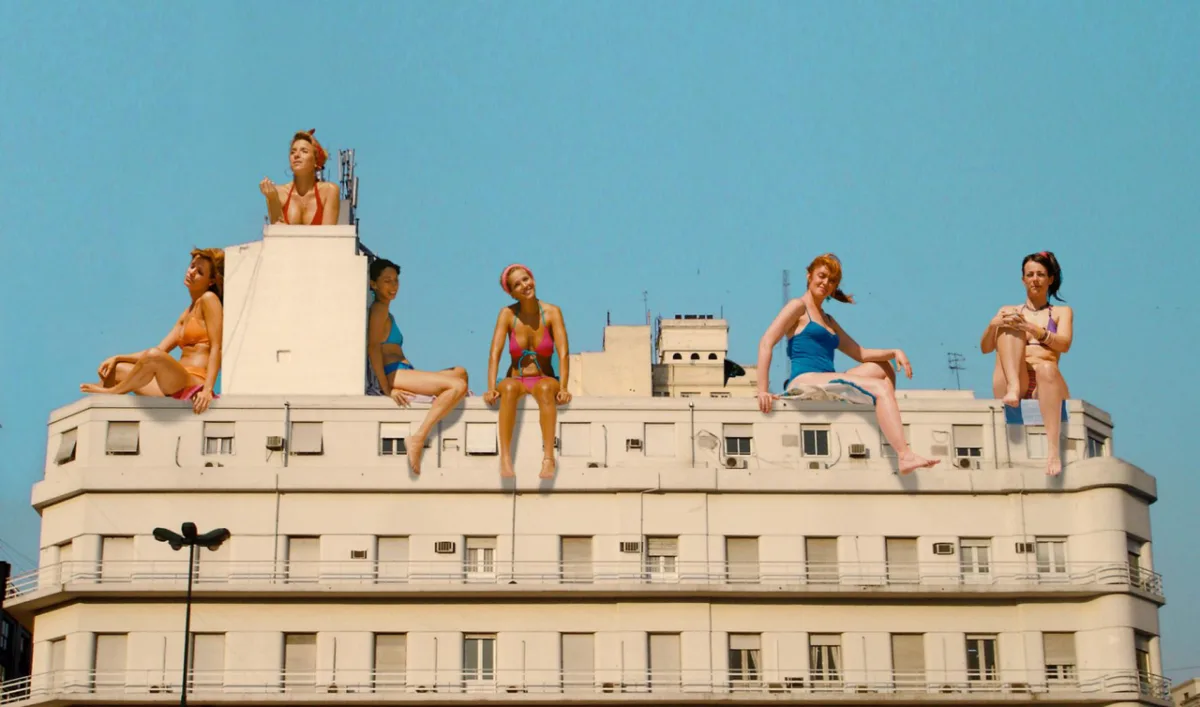 No filme "Las Insoladas" o estilo de vida de Buenos Aires é descrito por meio dos diálogos entre seis amigas que estão em um terraço da cidade argentina. Foto: Divulgação