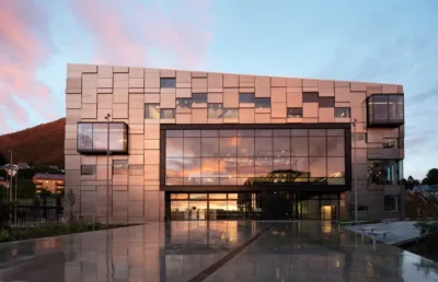 900 placas de alumínio revestem a fachada do edifício projetado pelo escritório norueguês Snøhetta. Foto: Reprodução