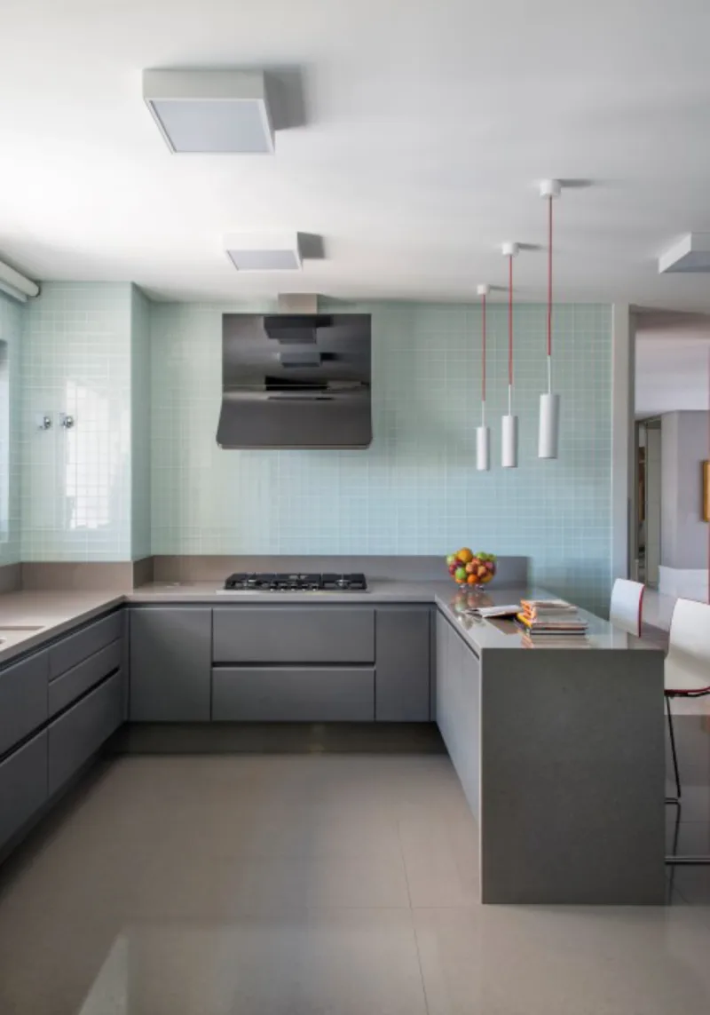 Essa cozinha contemporânea traz tons de cinza, texturas e toques de cor. Fotos: Fernando Zequinão.