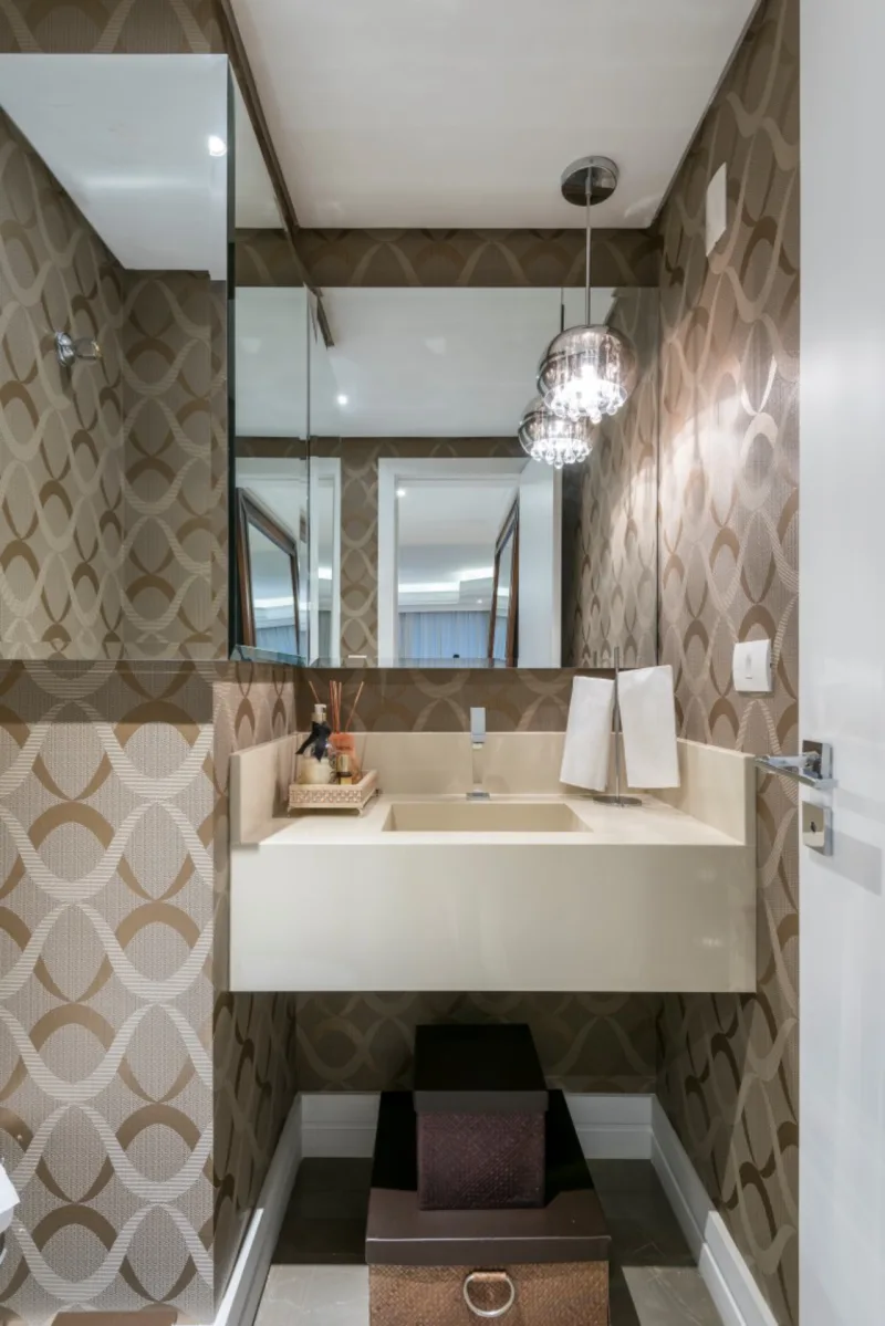 Papel de parede deixa o lavabo com ares de sofisticação. Foto: Fernando Zequinão