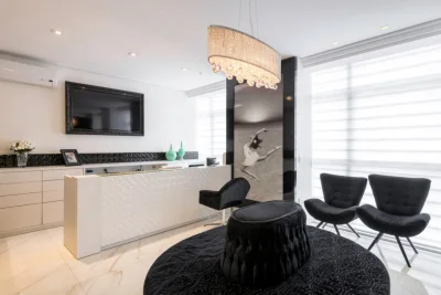 O contraste entre branco e preto e os espelhos é usado para conferir atemporalidade e modernidade ao ambiente. Foto: Fernando Zequinão