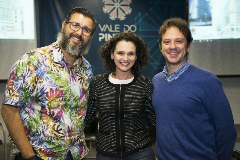 O presidente da Reurb, Orlando Ribeiro, com o presidente da Agência Curitiba, Frederico Lacerda, e a editora de HAUS, Daliane Nogueira. Foto: Leticia Akemi