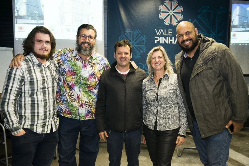 O estudante de arquitetura Thiago Bail, o presidente da Reurb, Orlando Ribeiro, o assessor técnico da Agência Curitiba Plínio Marcus Schemes, e os administradores Regina Maria Turek e Kleber Bastos dos Santos. Foto: Leticia Akemi