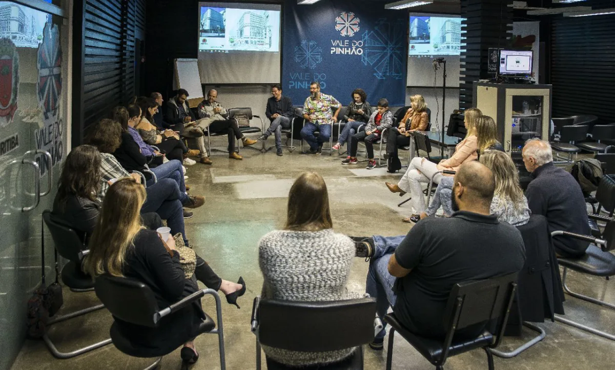 Roda de conversa reuniu cerca de 30 moradores e frequentadores do Rebouças e região. Foto: Leticia Akemi / Gazeta do Povo