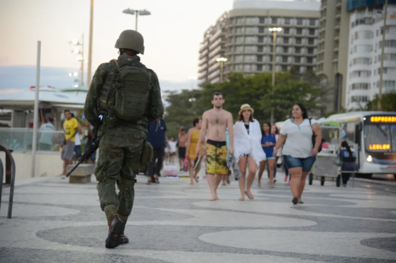 Forças armadas já estão operando nas ruas e avenidas do Rio
Rio de Janeiro - Forças Armadas atuam na segurança pública na praia de Copacabana, zona sul da capital fluminense (Tomaz Silva/Agência Brasil)