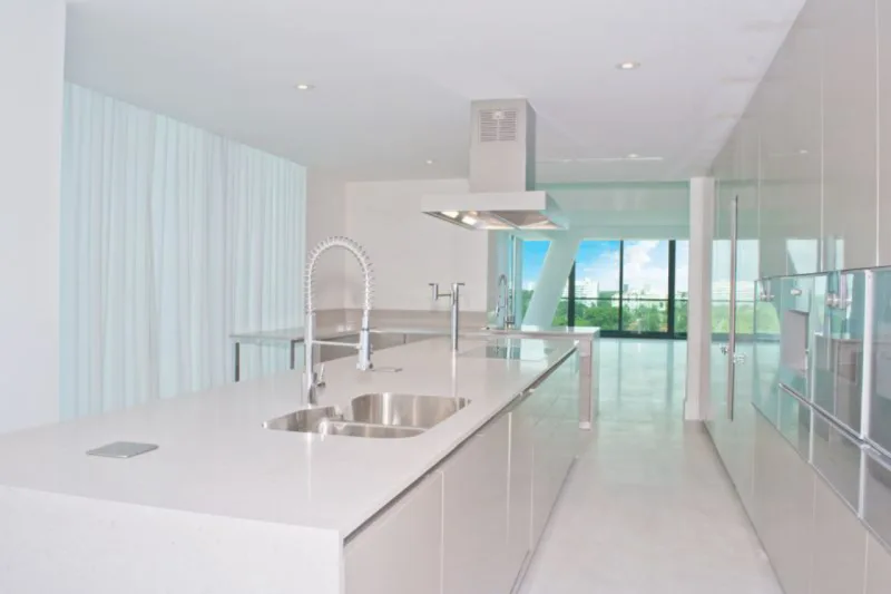 A cozinha foi planejada com o moderno design italiano.