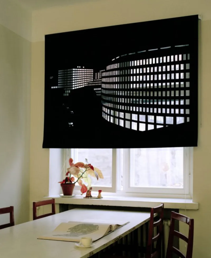 O design das cortinas da série é assinado por Elina Aalto.