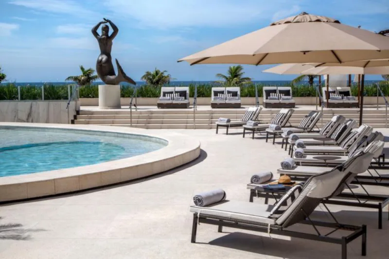 Há piscinas para adultos e crianças na área externa e um terraço com um jardim e camas balinesas para tomar sol e apreciar a vista.