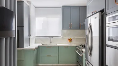 Residência conta com marcenaria colorida