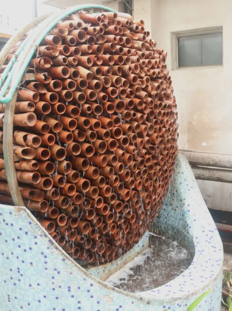 A água do sistema pode ser bombeada eletricamente, mas funciona da mesma maneira com água derramada manualmente ou através de uma conexão com uma fonte de água que flua naturalmente para gasto zero de energia elétrica.