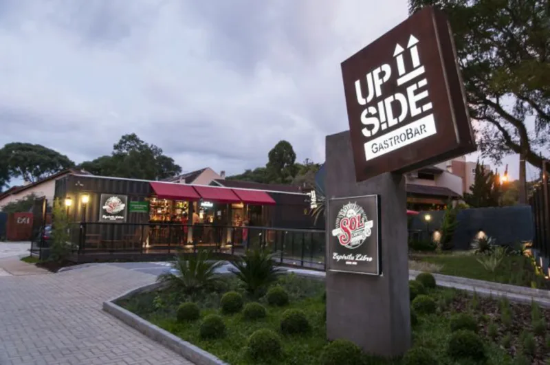 Fachado do UpSide Gastrobar, montado no interior de três contêineres. Foto: Divulgação.