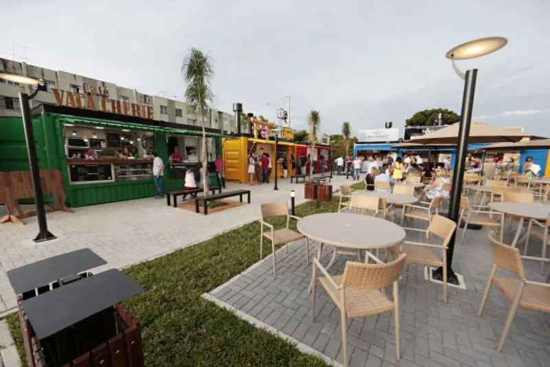 Polo gastronômico Cadore no bairro Bacacheri em Curitiba - Cadore Comida Descomplicada que funciona em 30 conteineres. Foto: Albari Rosa/Gazeta do Povo.