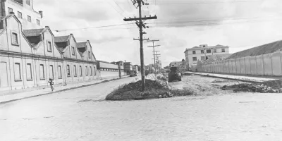Pavimentação da Avenida Ivai (atual Getulio Vargas) em 1949. Em primeiro plano, a esquina com a R. João Negrão.  
A esquerda, a ervateira Leão Jr. A direita, a Cervejaria Brahma.  Foto: Acervo Casa da Memória