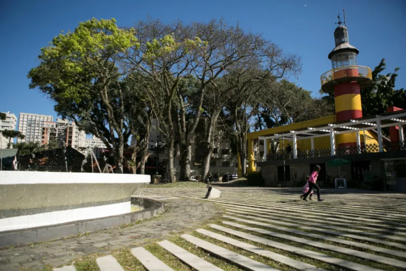 Praça da Espanha - 21-07-2017 - Praça da Espanha reformada. O farol ganhou as cores da espanha, amarelo e vermelho.