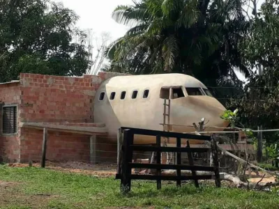 Construída com poucos recursos, casa em formato de avião faz sucesso na web