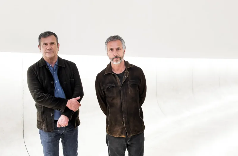 Os irmãos Fernando e Humberto Campana, referência máxima do design brasileiro, participaram do No Sofá da HAUS, realizado no Museu Oscar Niemeyer (MON). Fotos do evento e primeiras imagens da mostra exclusiva, Irmãos Campana , que inaugura no Museu Oscar Niemeyer. Foto: Reprodução